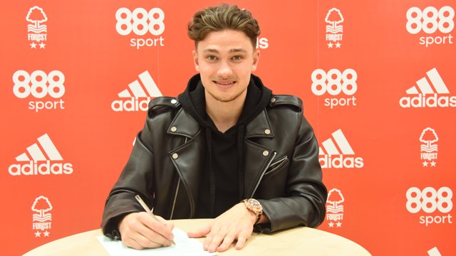 Νεο συμβόλαιο για τον Matty Cash